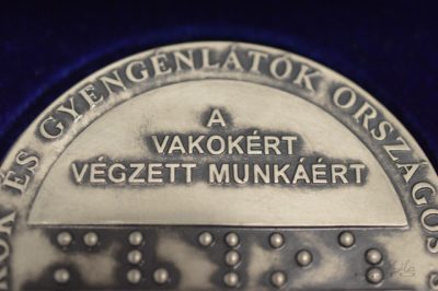 kép:Braille emlékérem hátoldal látható felirat A vakokért végzett munkájáért