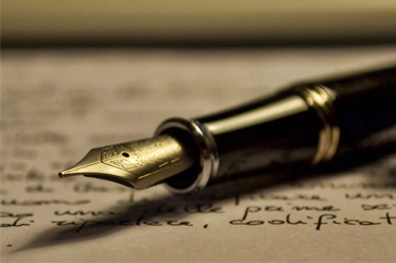 egy díszes toll fekszik egy kézírásos papíron