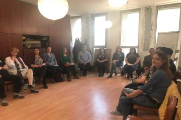 A képen 13 fő operátor és 2 fő ügyfélszolgálati munkatárs látható, amint az oktató teremben hallgatják a tájékoztatót