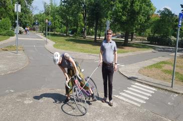 A zebrán álló vak fehérbotja a bicikli küllőbe akadt