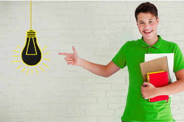 kép: Egy iskolás fiú mutatóujjal mutat egy rajzolt világító villanykörtére