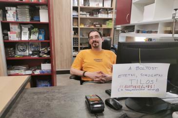 Balogh Tamás a bolt pultjánál