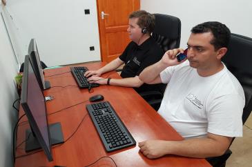 Benedek Zoltán és Morid Kiarash a számítógépnél