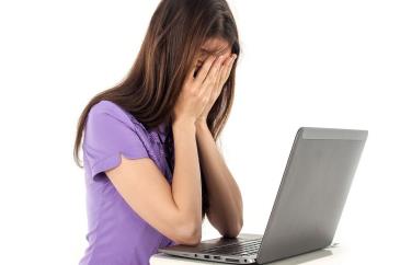 Laptop lany tanacstalan kezet arcaba temeti365x242