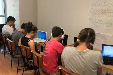 Tanulók gép előtt