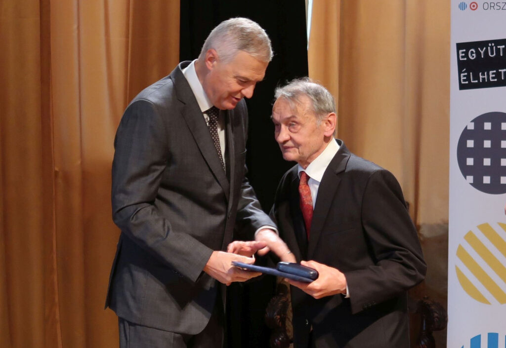Németh tamás átveszi a díjat 2021 ben nagy sándortól