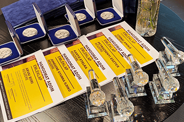 Fehérbot napja 2025 díjak az asztalon365x242