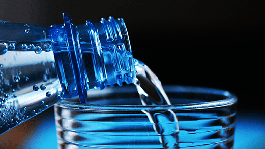 Műanyag palack vízöntés 521x294