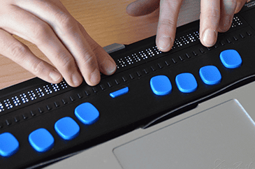 Braille kijelző és ujjak 365x242