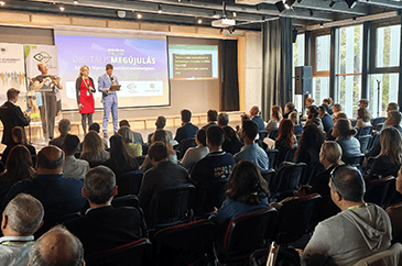 Konferenciaterem résztvevőkkel szeptember 24 365x242